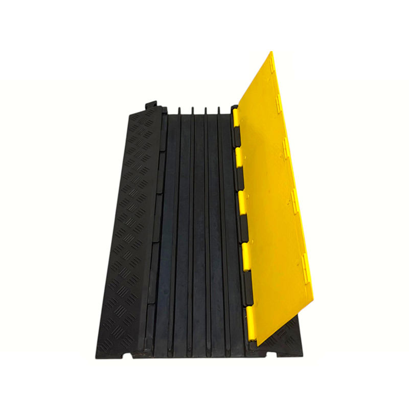 Hochbelastbarer 5-Kanal-Hochleistungskabelschutz aus PVC mit Klappdeckel auf Gummibasis