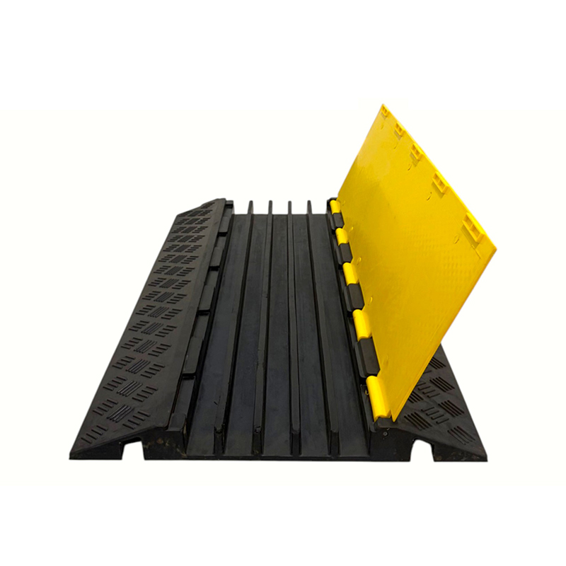 Hochbelastbarer 5-Kanal-Hochleistungskabelschutz aus PVC mit Klappdeckel auf Gummibasis