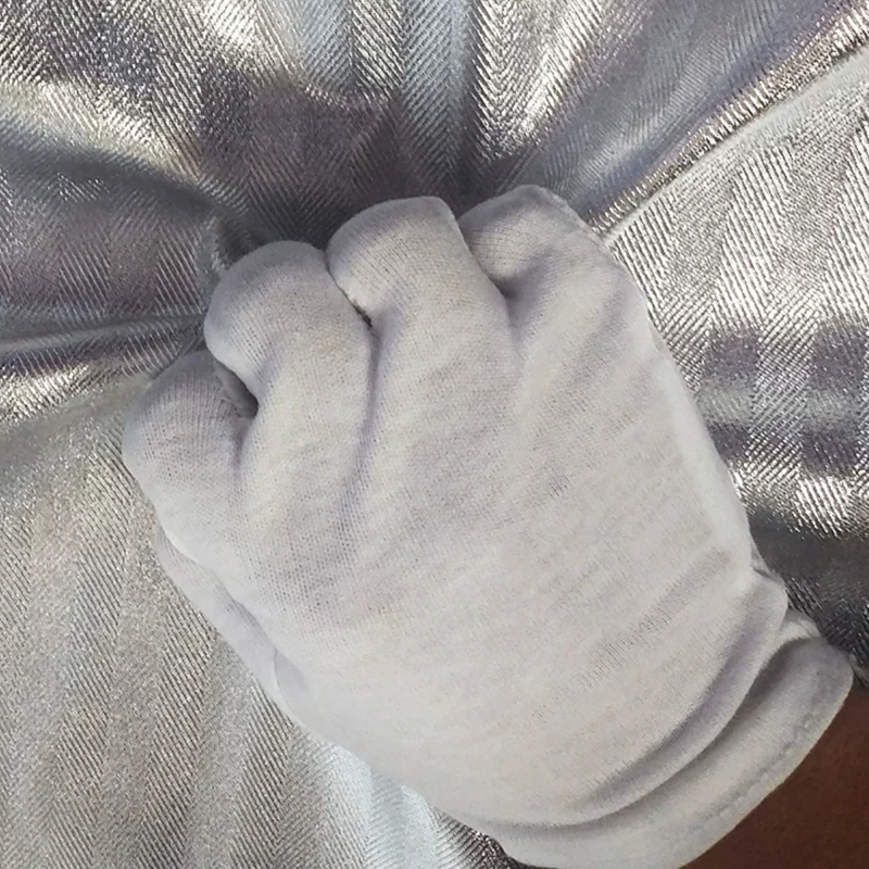 Hochtemperaturbeständiger Schutzanzug mit Hintereingang